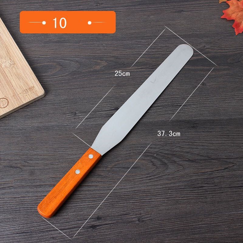 Cake spatula with wooden handle